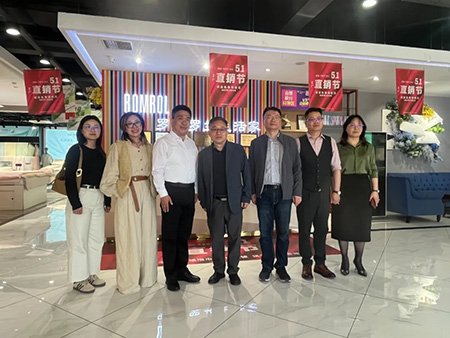 南通國際家紡產(chǎn)業(yè)園區(qū)管委會(huì)邵愛軍調(diào)研員一行蒞臨羅曼羅蘭家紡指導(dǎo)交流